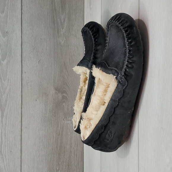 Ugg Australia Women 5732  Leather Insulated lined Loafer Slip on shoes sz 8 - Picture 1 of 13